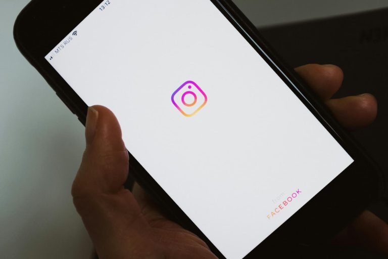 Comment apparaître dans les suggestions Instagram de quelqu'un (vraiment)